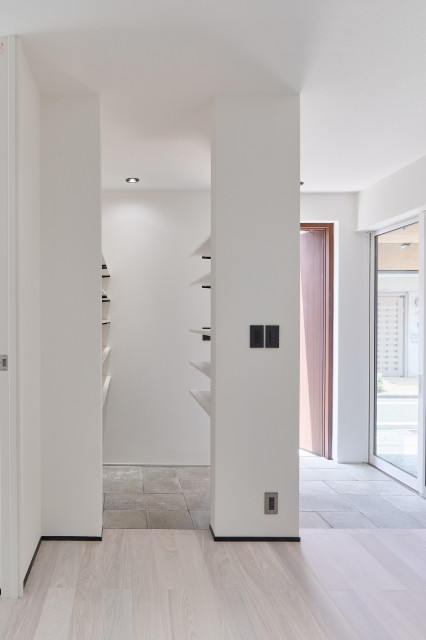 S邸 moderno-entrada