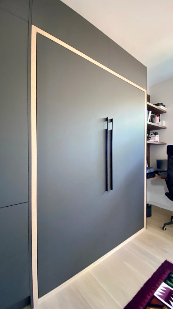 Imagen de despacho moderno de tamaño medio con escritorio empotrado