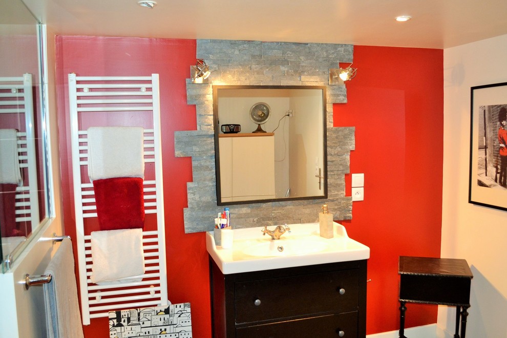 Design ideas for a mid-sized eclectic 3/4 bathroom in Dijon with an open shower, gray tile, ceramic tile, red walls, light hardwood floors, a trough sink, solid surface benchtops, grey floor and an open shower.