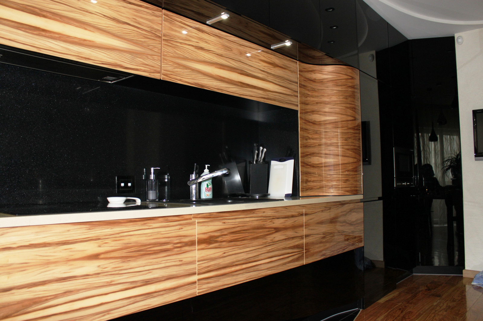 Кухня черная эмаль + шпон