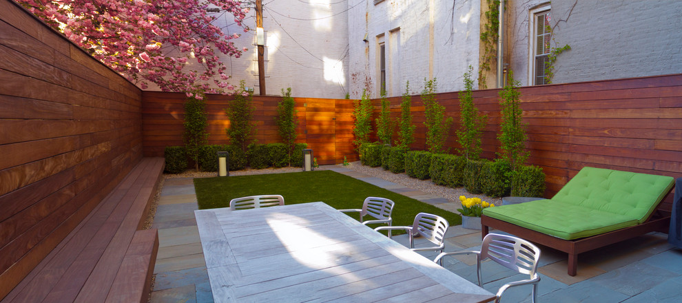 Inspiration for a modern rooftop garden in New York.