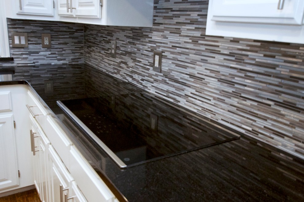 Large transitional home design photo