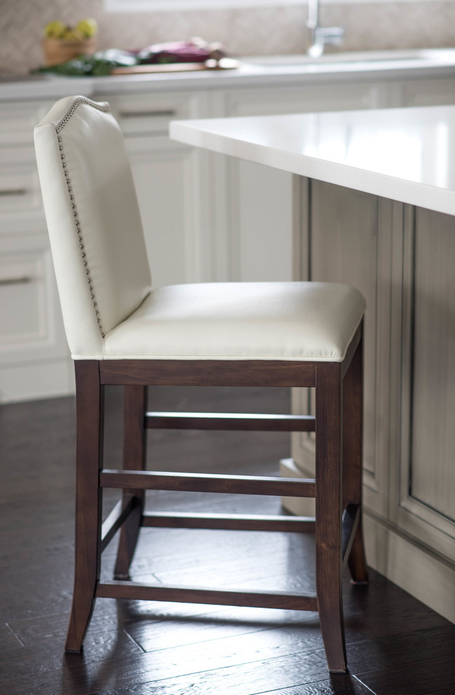 Inspiration for a transitional home design remodel in Toronto