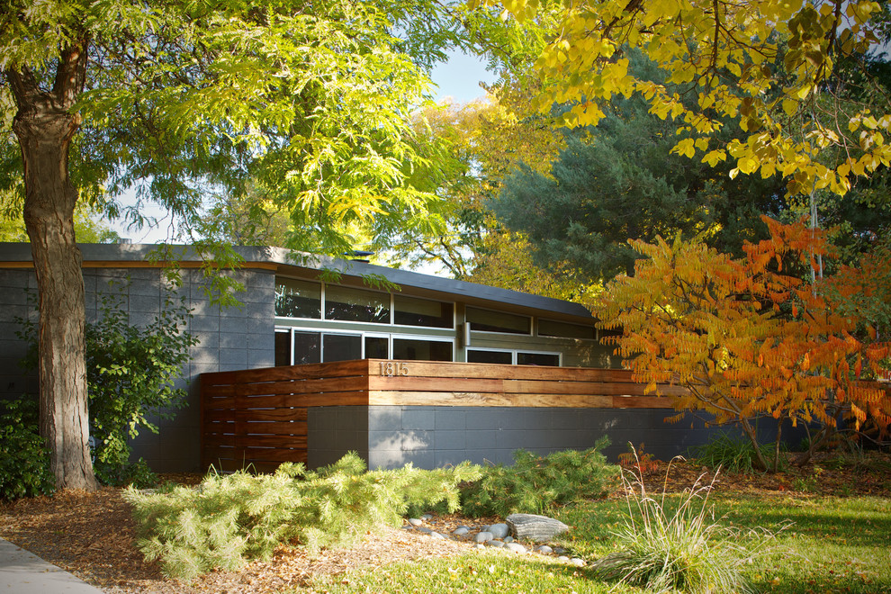 Photo of a midcentury one-storey grey exterior in Denver.