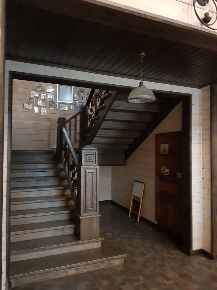 проект дома из клееного бруса, гостиная, лестница и баллюстрада, второй свет