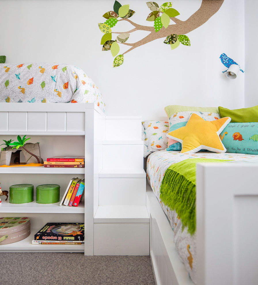 Small modern gender-neutral kids' bedroom in Bilbao with multi-coloured walls, carpet and grey floor for kids 4-10 years old.