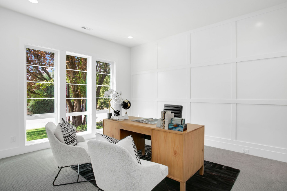 Idéer för att renovera ett stort funkis hemmabibliotek, med vita väggar, heltäckningsmatta, ett fristående skrivbord och grått golv