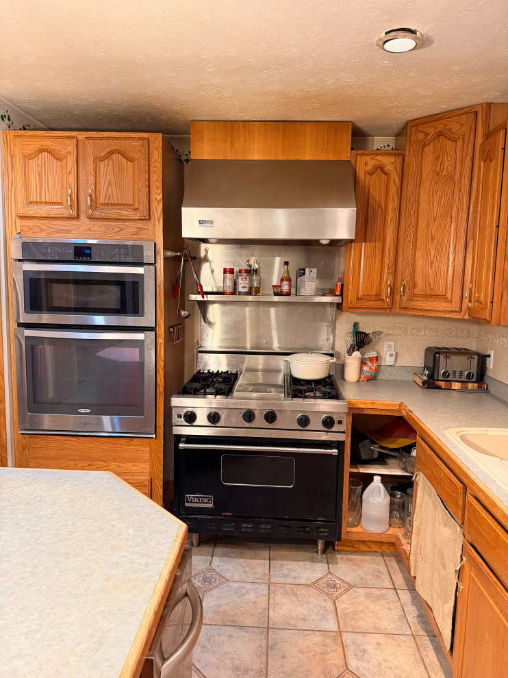 Example of a transitional kitchen design in Cleveland