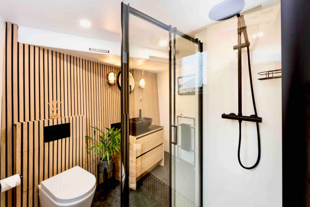 Aménagement d'une salle de bain contemporaine pour enfant avec une douche ouverte, aucune cabine et meuble simple vasque.