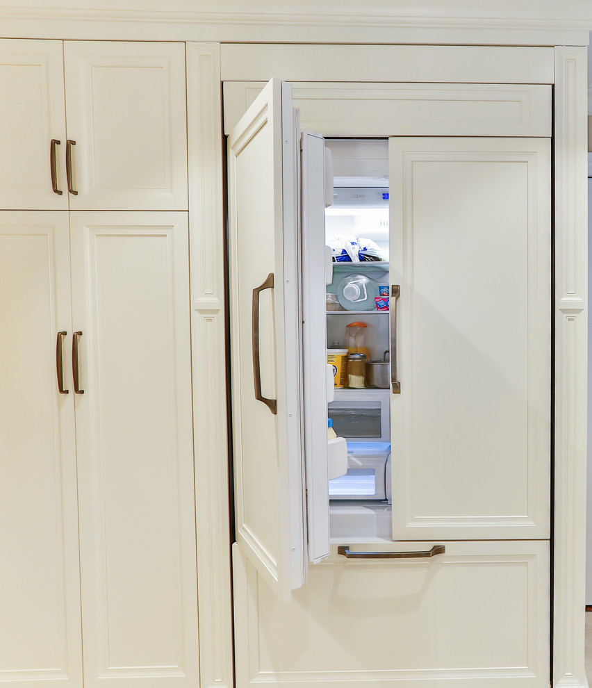 Kitchen - transitional kitchen idea in Toronto
