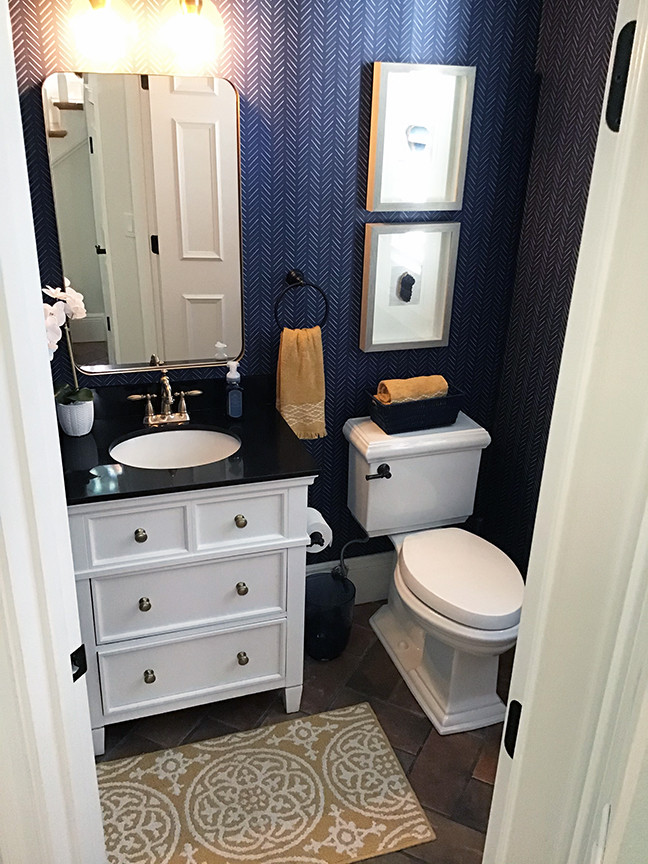 Idéer för små vintage svart badrum, med möbel-liknande, vita skåp, en toalettstol med separat cisternkåpa, flerfärgade väggar, klinkergolv i porslin, ett undermonterad handfat, granitbänkskiva och brunt golv