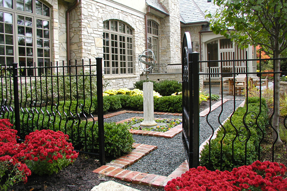 Inspiration for a traditional side yard formal garden in Chicago with mulch.