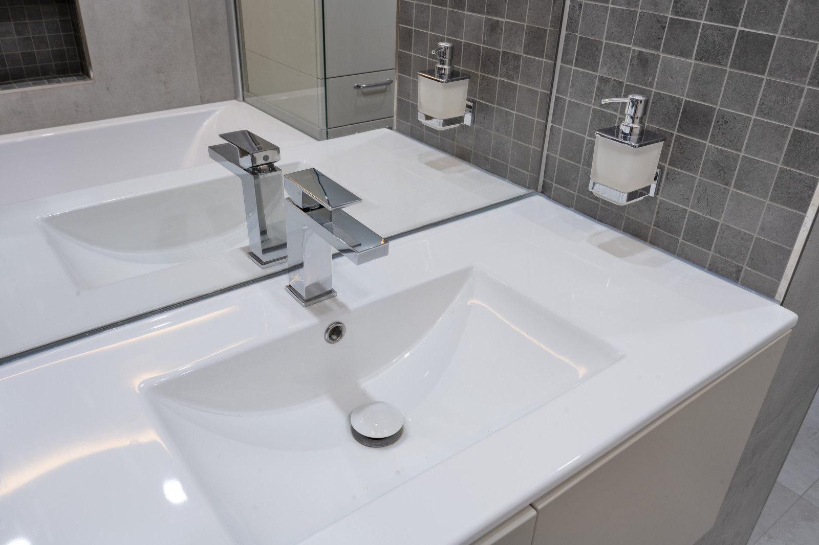 "Смокинг". Квартира на наб. Т. Шевченко