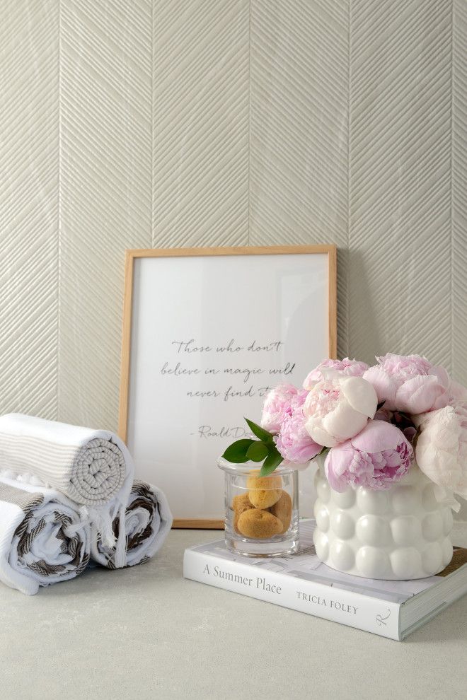 Transitional home design photo in Toronto