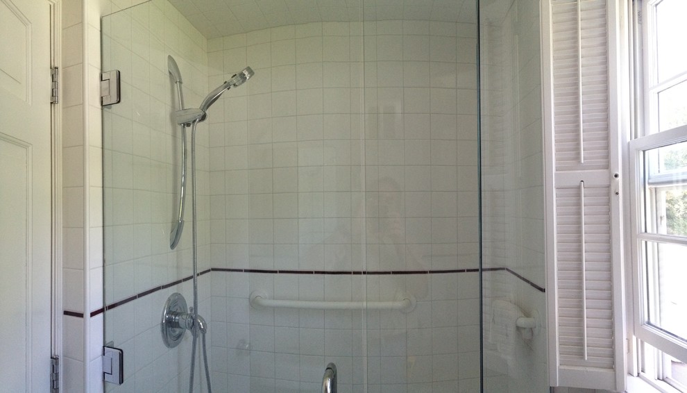 Cette image montre une petite salle de bain traditionnelle avec un carrelage blanc et des carreaux de céramique.