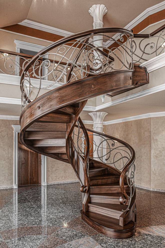 Свежая идея для дизайна: винтовая деревянная лестница в классическом стиле с деревянными ступенями и металлическими перилами - отличное фото интерьера