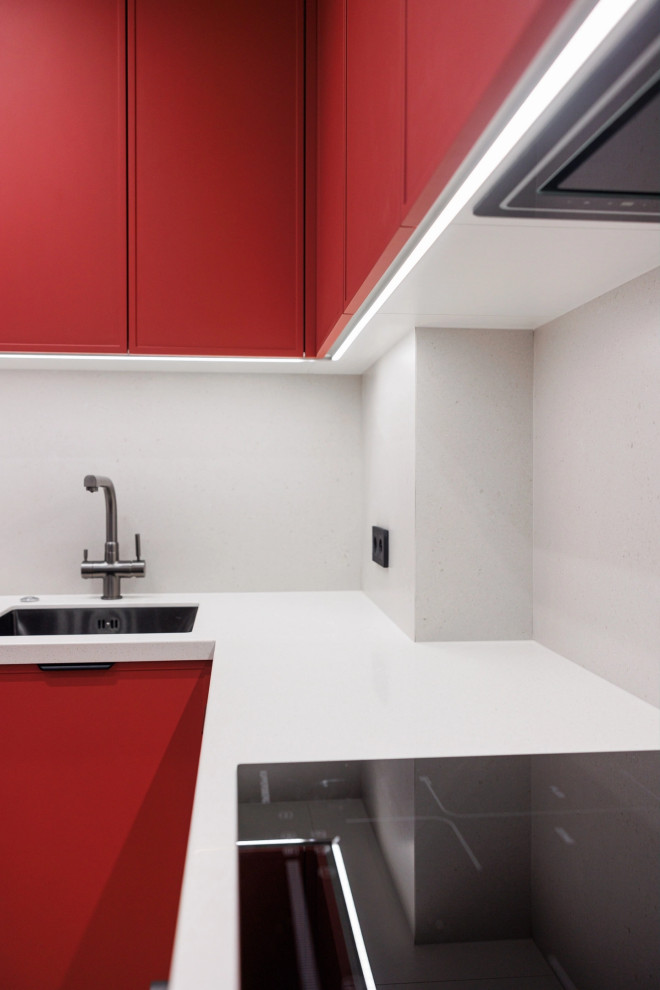 Кухня с каменной столешницей в эмали G-формы