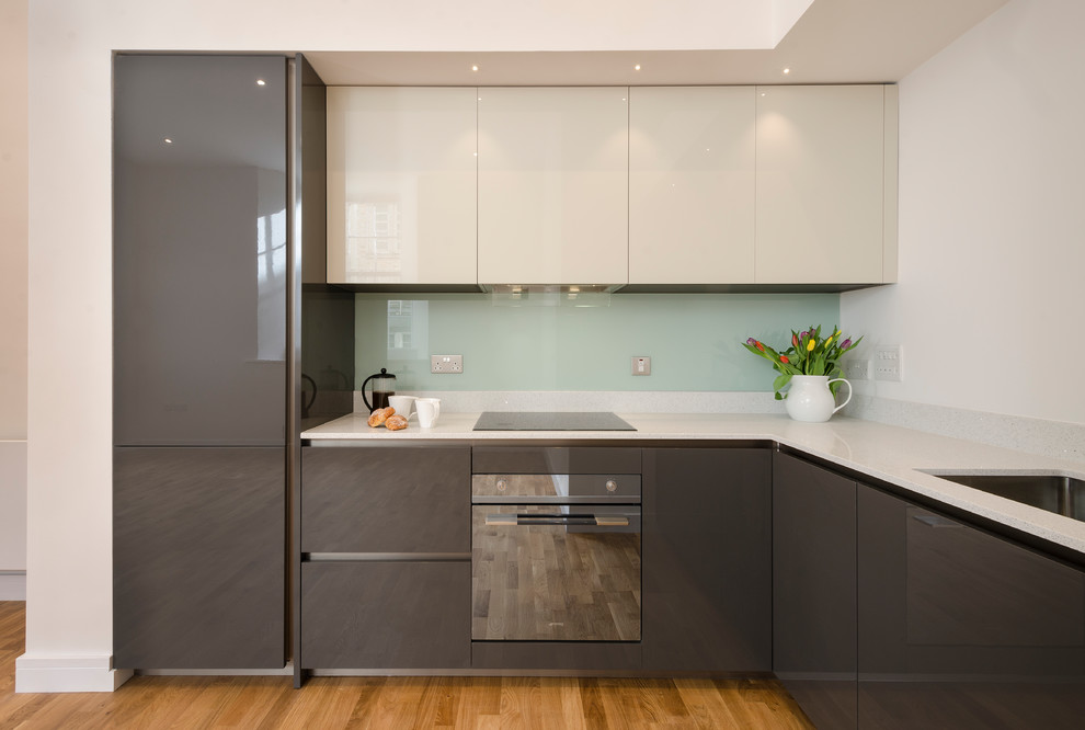 This is an example of a modern kitchen in Devon.