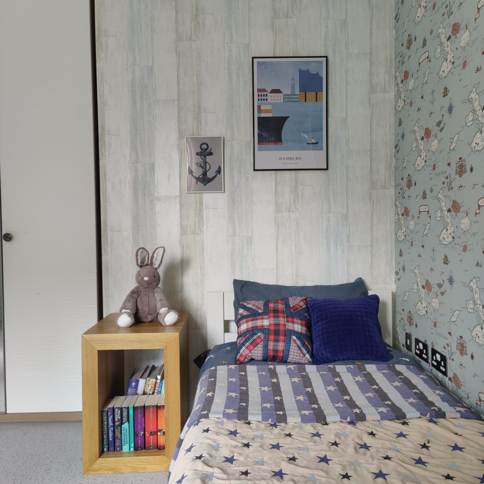 Bild på ett mellanstort eklektiskt pojkrum kombinerat med sovrum, med flerfärgade väggar och heltäckningsmatta