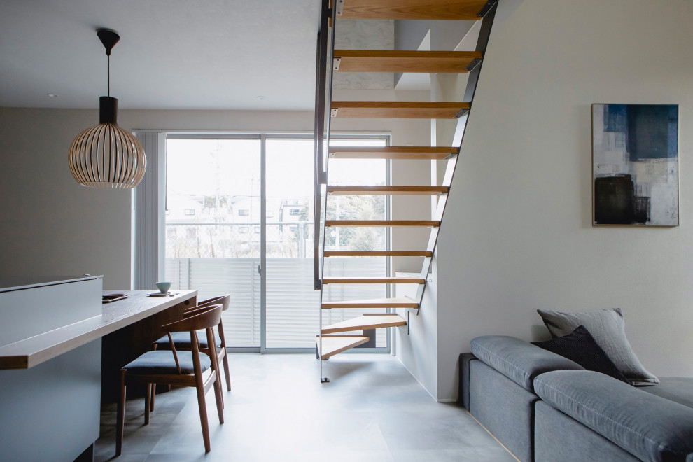 Imagen de escalera recta de estilo zen de tamaño medio sin contrahuella con escalones de madera, barandilla de metal y madera
