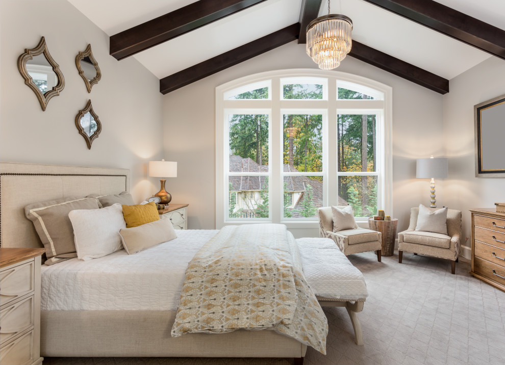 Imagen de dormitorio principal clásico renovado extra grande con paredes grises, moqueta, suelo blanco y vigas vistas
