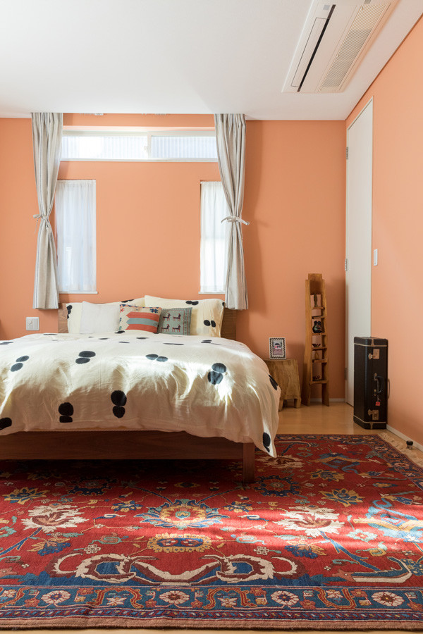Réalisation d'une chambre chalet de taille moyenne avec un mur vert, parquet clair, un sol beige et du papier peint.