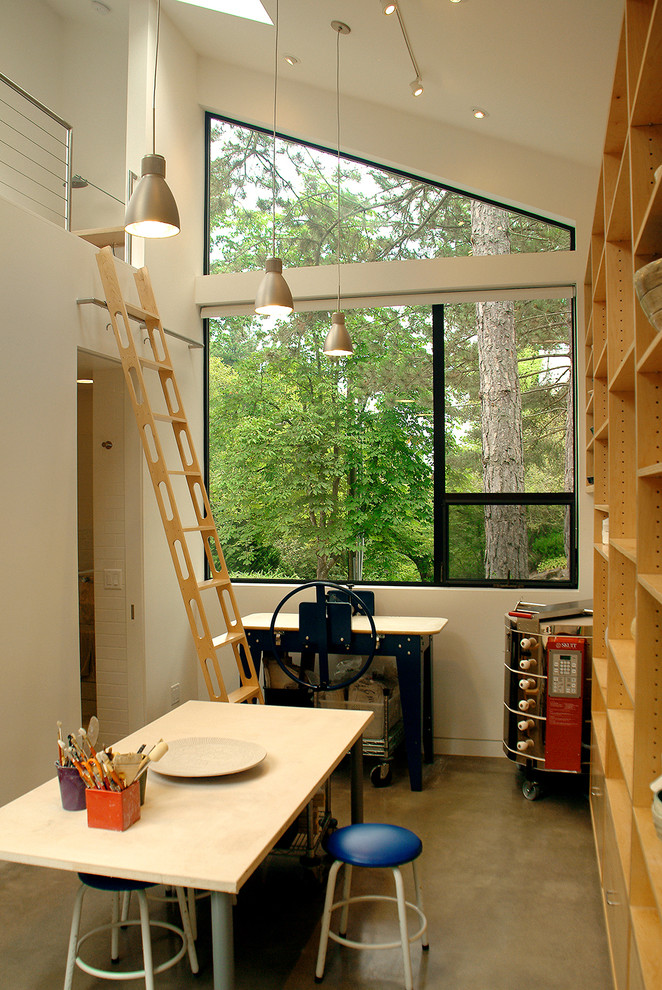 Contemporary home office in Portland.