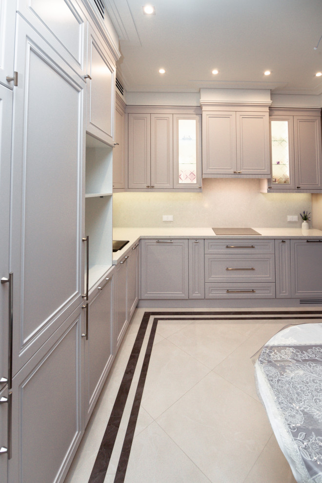 Нежно-серая кухня в неоклассическом стиле