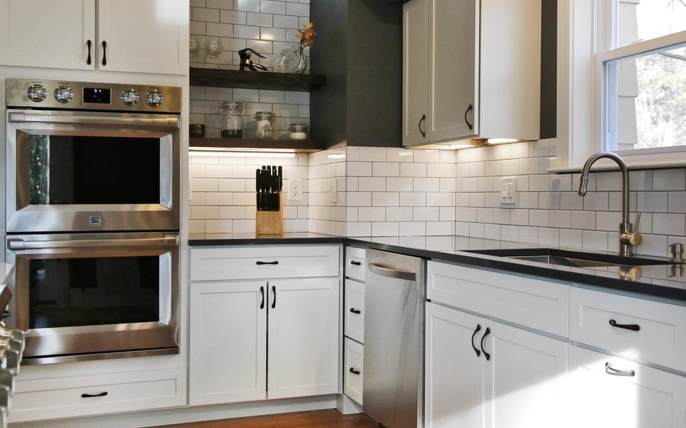 Kitchen - transitional kitchen idea in New York