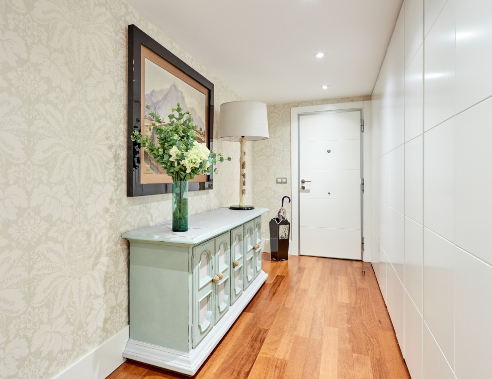 Hall?[Diseño de hall With paredes beige, suelo de madera en tonos medios, puerta simple and puerta blanca ]:[Diseño de halls With paredes beige, suelo de madera en tonos medios, puerta simple and puerta blanca ]