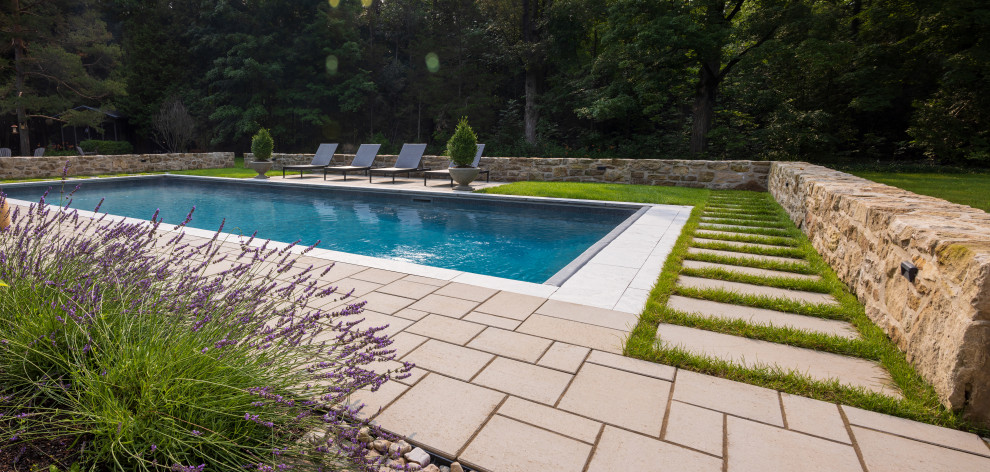 Inspiration for a transitional pool remodel in Toronto