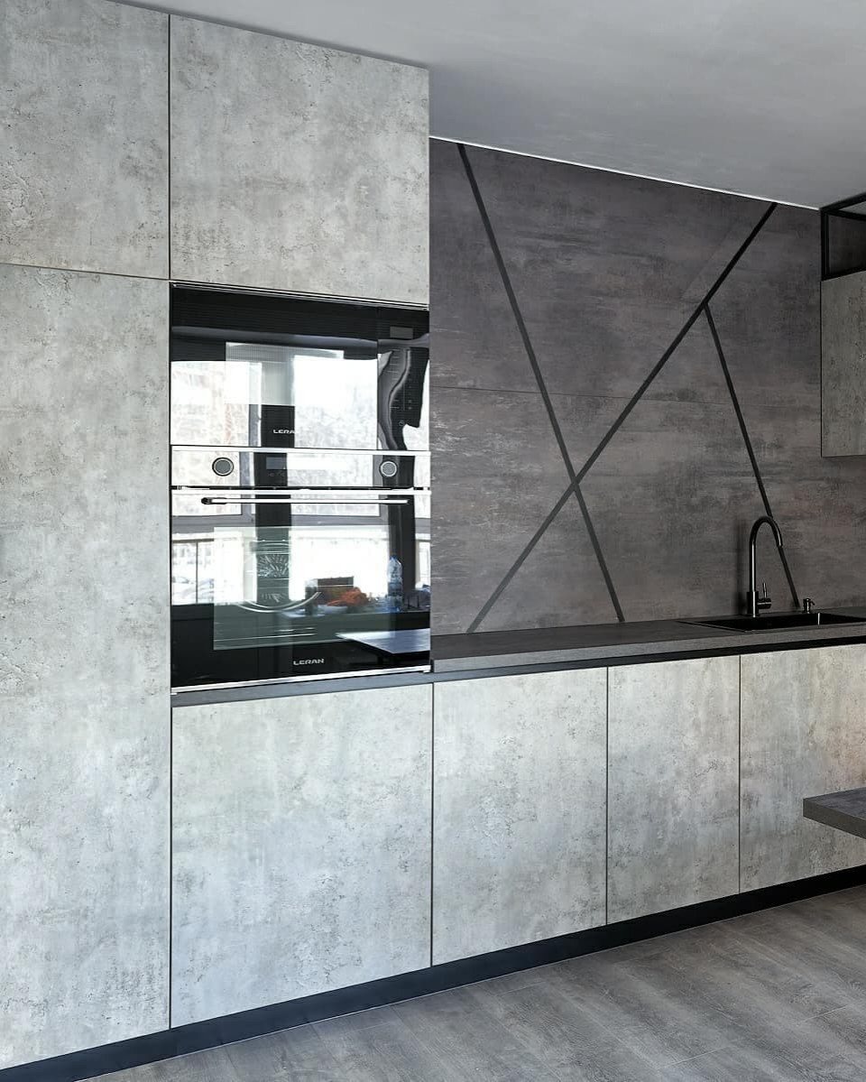 Дизайнерская угловая кухня серого цвета в стиле лофт с барной стойкой
