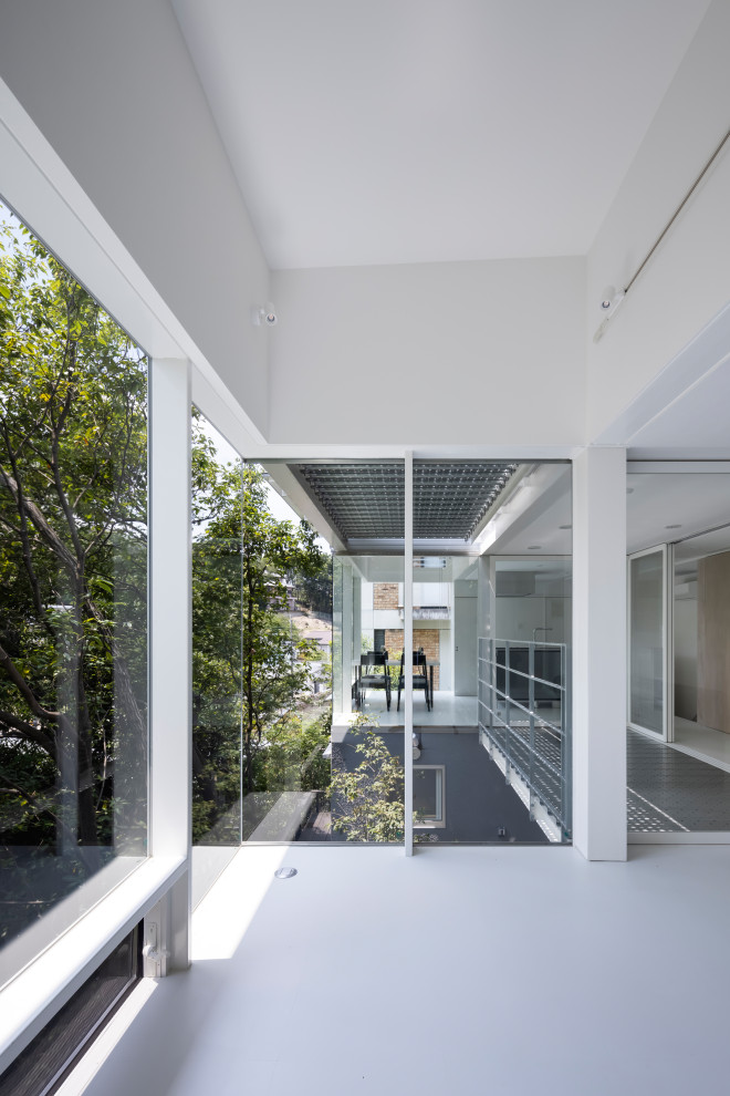 На фото: открытая гостиная комната в стиле модернизм с белыми стенами, полом из линолеума, белым полом, потолком с обоями и обоями на стенах