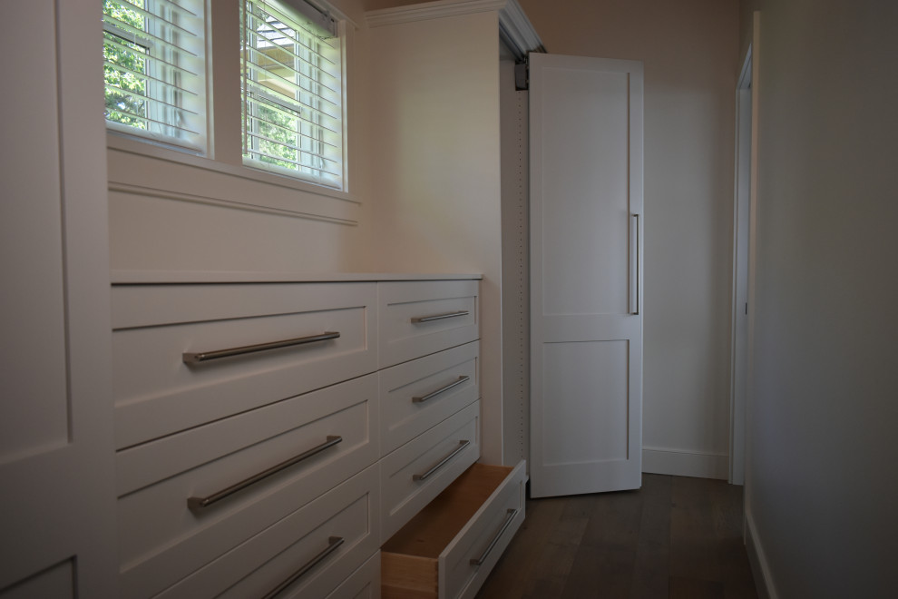 Idéer för att renovera ett vintage walk-in-closet, med luckor med infälld panel och vita skåp