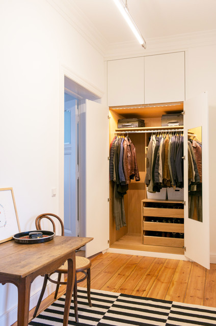 GANTZ - fugenloser Einbauschrank beleuchtet als Garderobe - Modern - Flur - Berlin - von GANTZ – Regale und Einbauschränke nach Maß