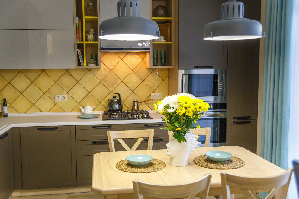 Разноцветная двухкомнатная квартира для девушки, которая любит вязать.