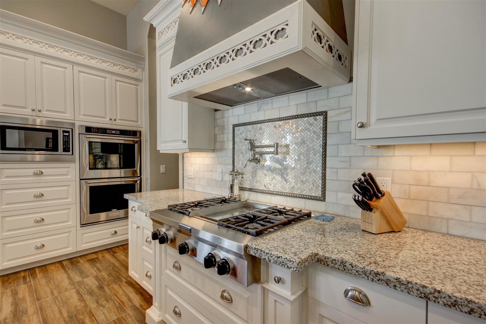 Kitchen - transitional kitchen idea in Phoenix