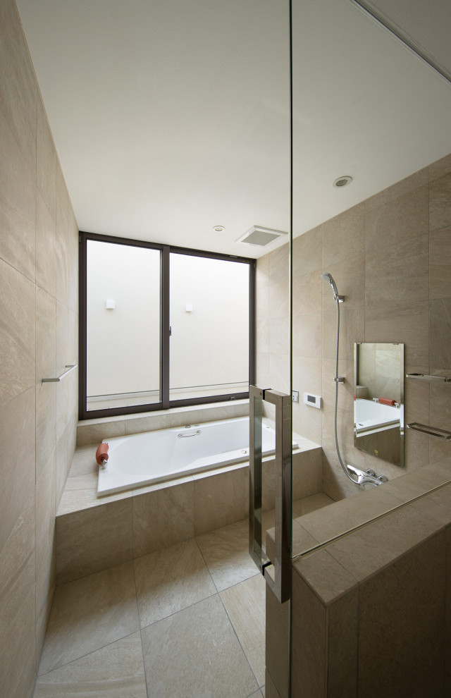 Idéer för ett mellanstort modernt vit en-suite badrum, med släta luckor, vita skåp, ett platsbyggt badkar, en öppen dusch, beige kakel, stenkakel, ett undermonterad handfat, bänkskiva i akrylsten och med dusch som är öppen