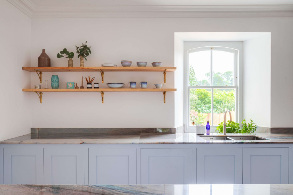 Foto di una grande cucina minimal con ante in stile shaker, ante blu, top in marmo e top multicolore