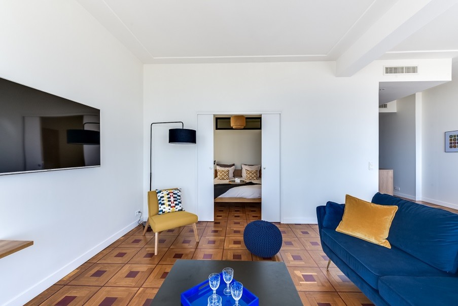 Idée de décoration pour un salon design avec parquet clair.