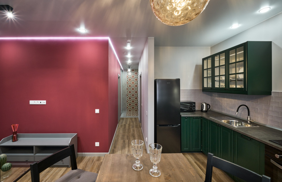 Пример оригинального дизайна: маленькая открытая гостиная комната в современном стиле с домашним баром, розовыми стенами, полом из винила, телевизором на стене, коричневым полом и тюлем на окнах для на участке и в саду