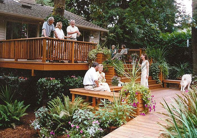 Inspiration for a mid-sized arts and crafts backyard deck in Portland.