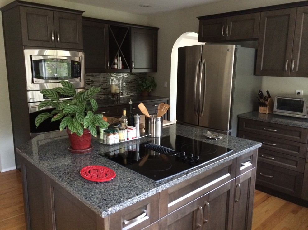 Kitchen - transitional kitchen idea in Seattle