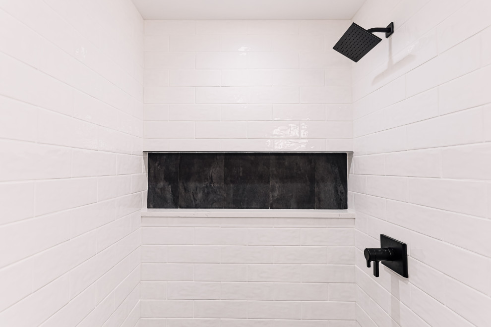 Idéer för att renovera ett mellanstort funkis vit vitt en-suite badrum, med skåp i shakerstil, vita skåp, våtrum, en toalettstol med hel cisternkåpa, vit kakel, keramikplattor, grå väggar, klinkergolv i keramik, ett undermonterad handfat, granitbänkskiva, svart golv och dusch med gångjärnsdörr