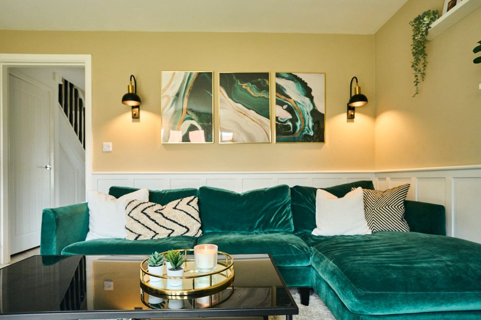 Ejemplo de salón para visitas abierto de tamaño medio con paredes beige, moqueta, televisor colgado en la pared, suelo beige y panelado