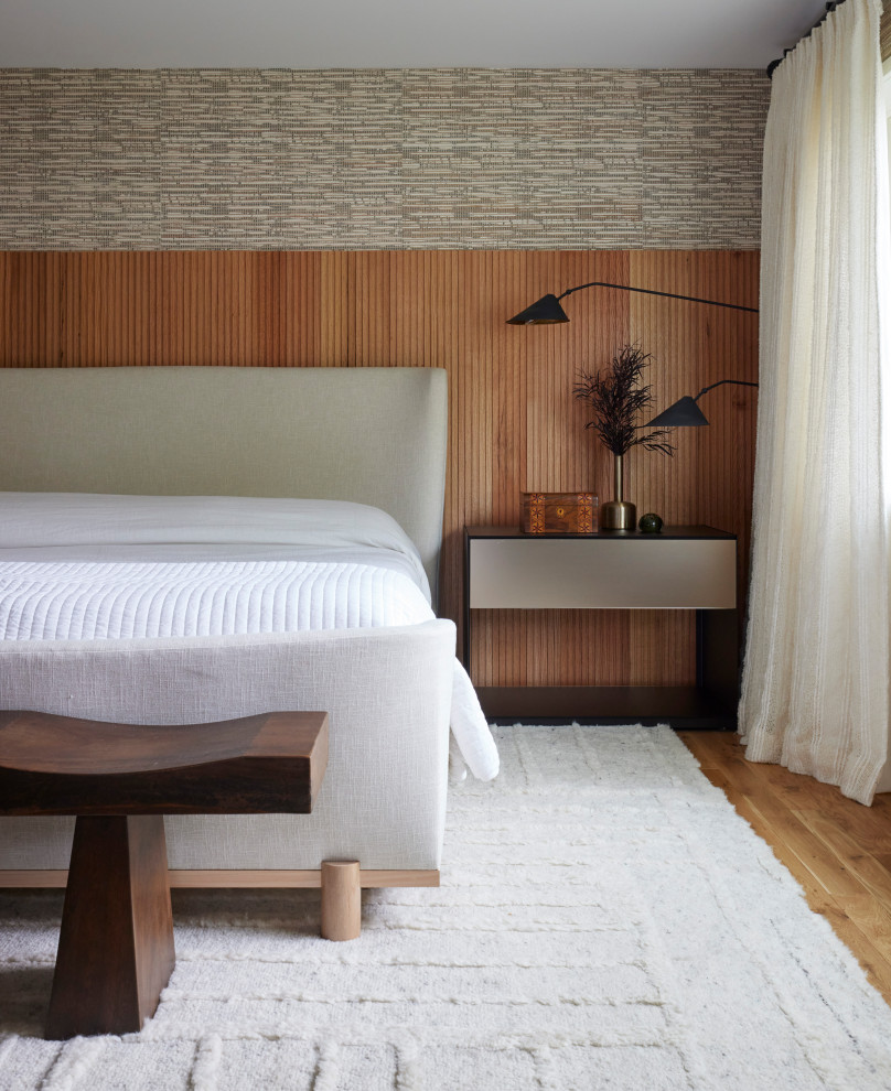 Пример оригинального дизайна: хозяйская спальня в современном стиле с обоями на стенах