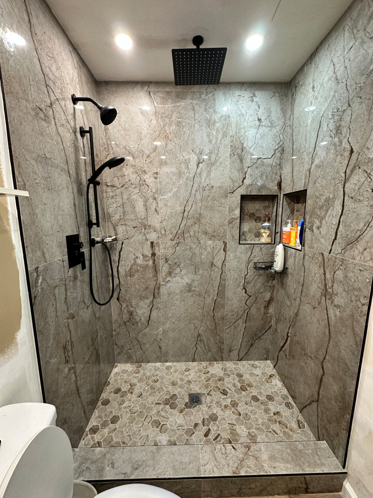 Foto di una stanza da bagno minimal con piastrelle marroni, piastrelle in gres porcellanato, pavimento in gres porcellanato e doccia con tenda