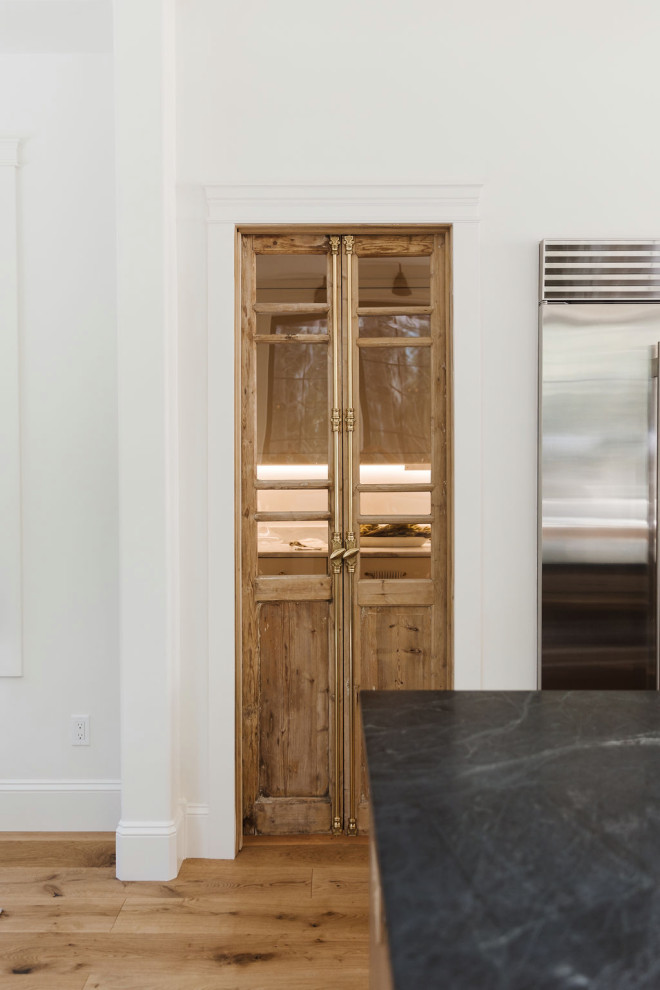 Kitchen - transitional kitchen idea in Seattle