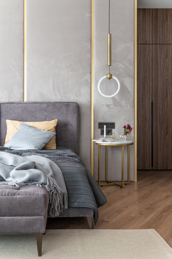 Стильный дизайн: спальня среднего размера в скандинавском стиле с серыми стенами, полом из ламината и бежевым полом - последний тренд