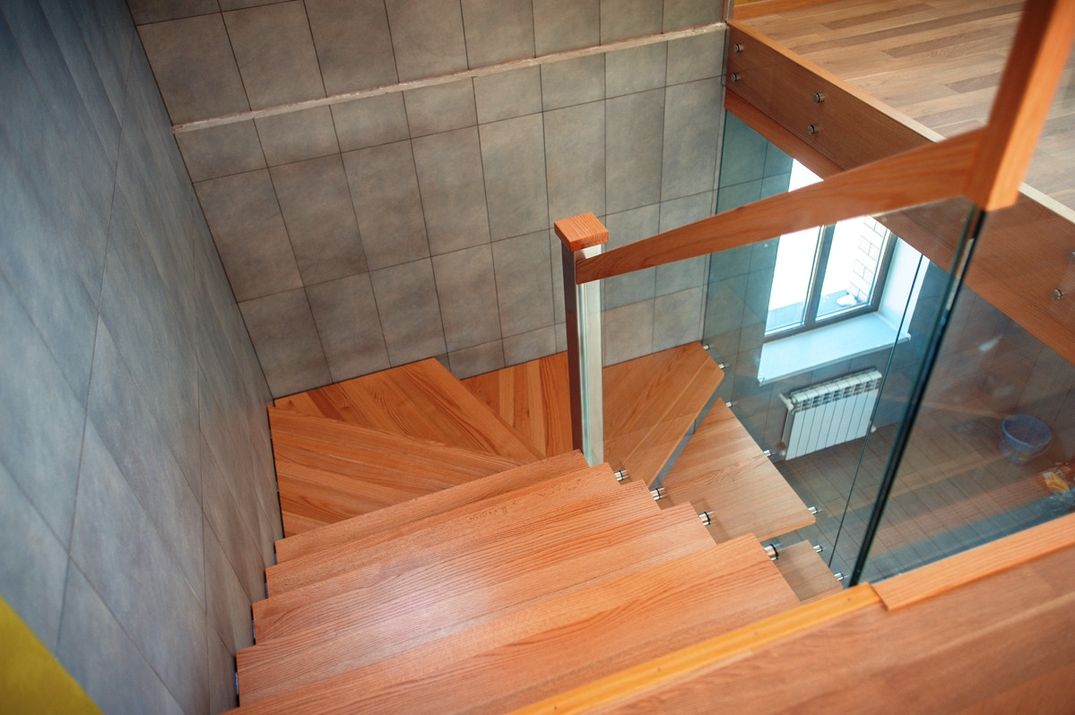 Лестница с деревянными ступенями и прозрачной перегородкой